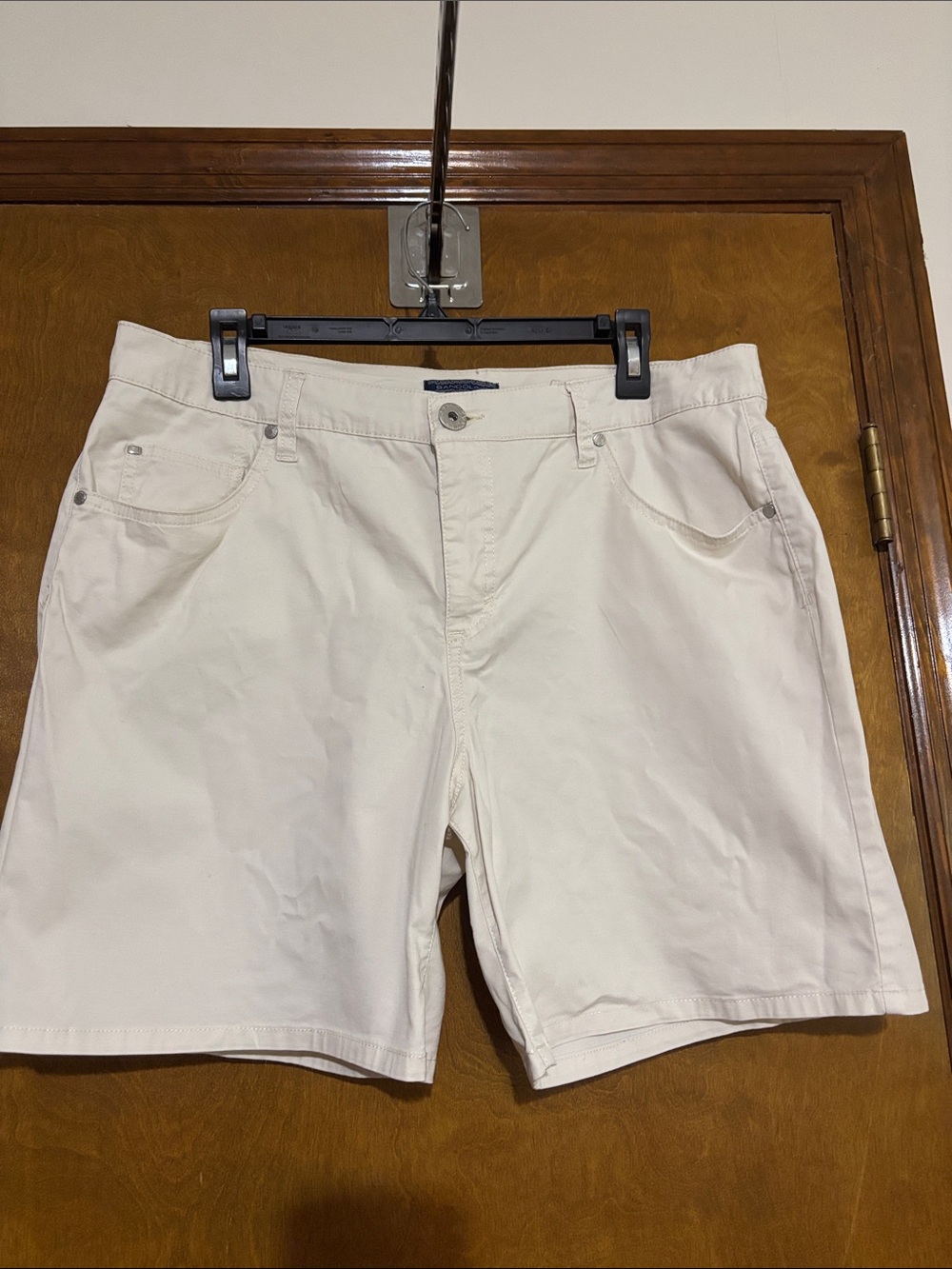 Bandolino cream colored shorts